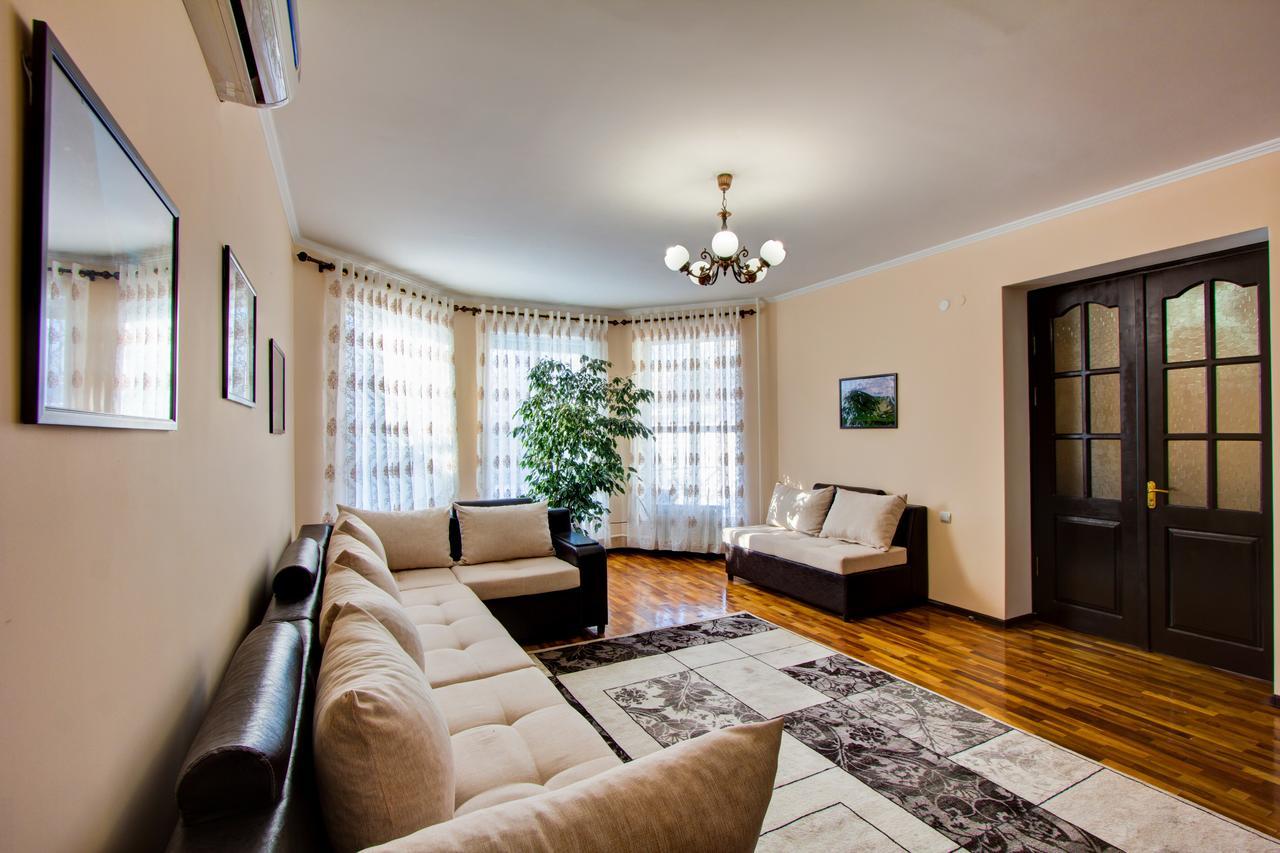Centre Hostel Бішкек Екстер'єр фото